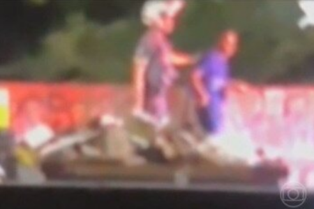 Homem jogado da ponte por PM (Foto: Reprodução)