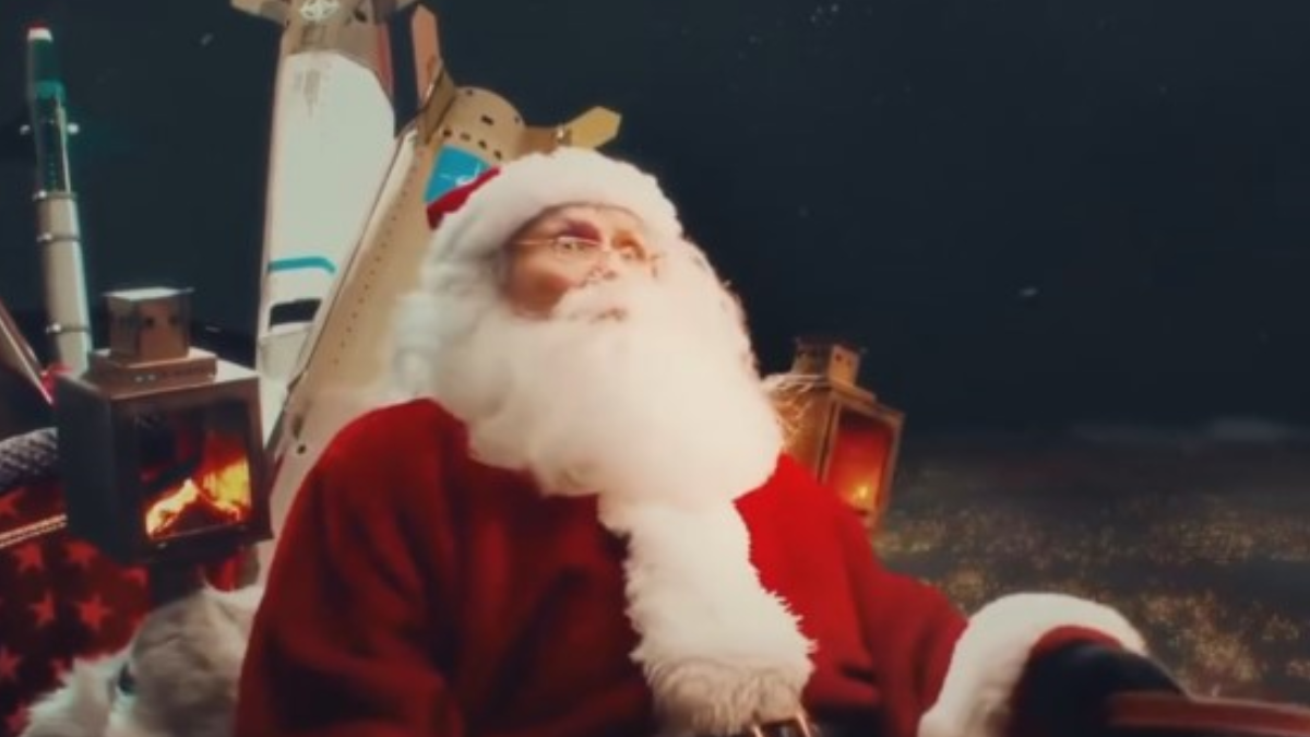 Papai Noel segundos antes de ser abatido por míssil no vídeo da Rússia (Foto: Reprodução)