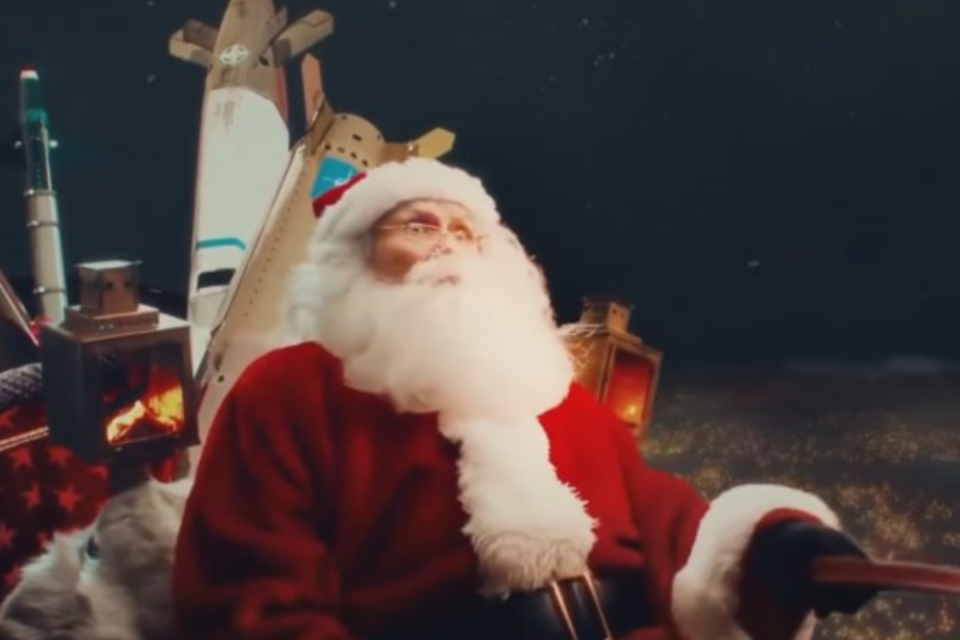 Papai Noel segundos antes de ser abatido por míssil no vídeo da Rússia (Foto: Reprodução)