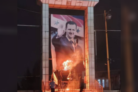 Imagem de Bashar al-Assad sendo destruída na Síria (Foto: Redes sociais)