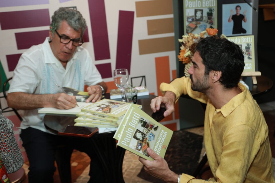 Paulo Betti recebe famosos durante lançamento de seu livro no Rio de Janeiro