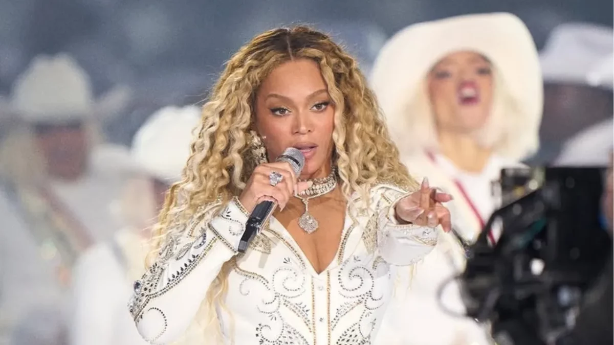 Tina Knowles defende Beyoncé após críticas ao show da NFL