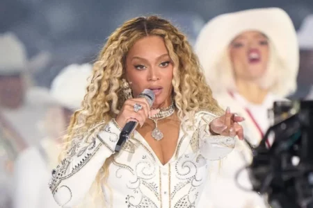Tina Knowles defende Beyoncé após críticas ao show da NFL