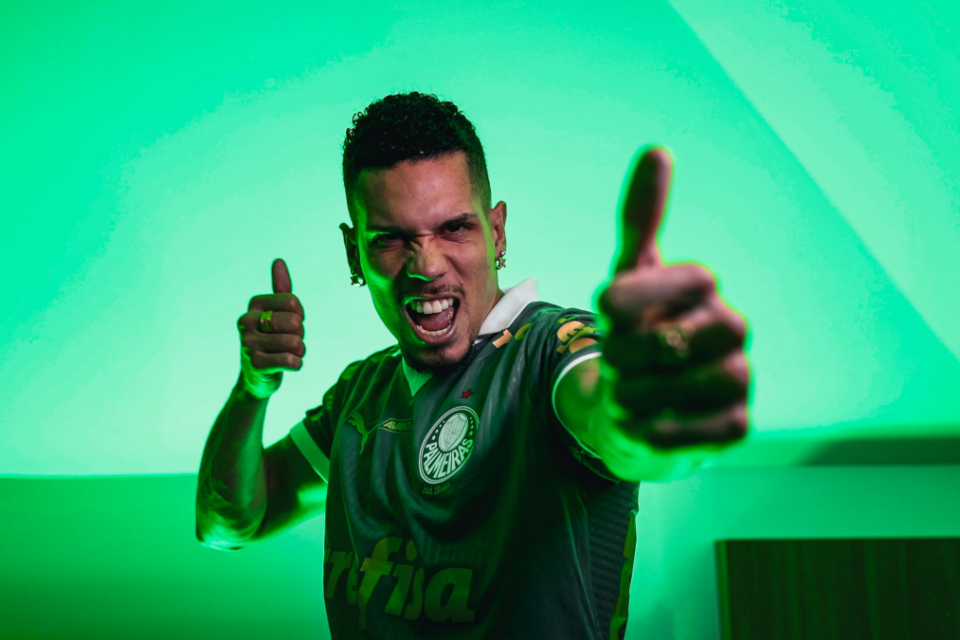 Paulinho com a camisa do Palmeiras