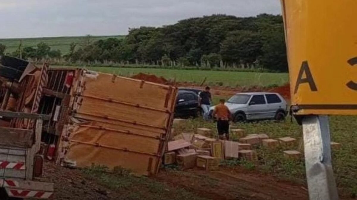 Carreta carregada de ovos tomba entre Mineiros e Santa Rita do Araguaia