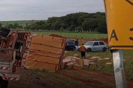 Carreta carregada de ovos tomba entre Mineiros e Santa Rita do Araguaia