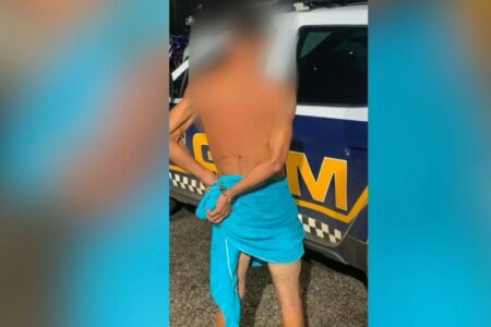 Homem invade casa para furtar e é preso enquanto toma banho, em Jataí