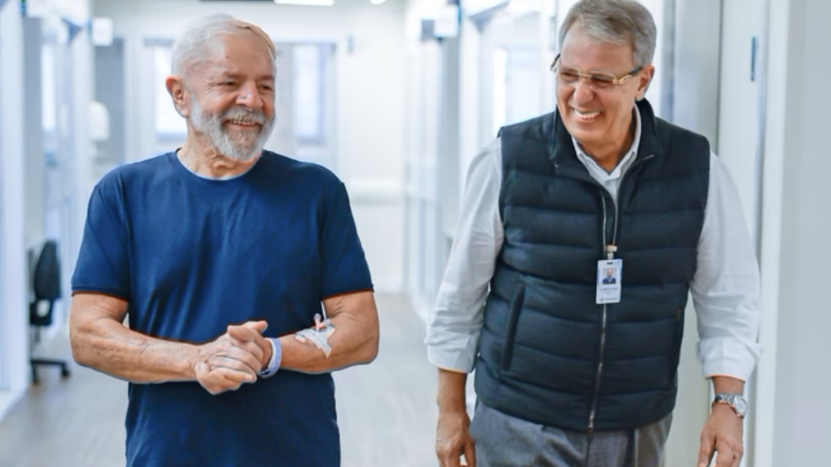Presidente Lula caminha no hospital (Foto: Divulgação)