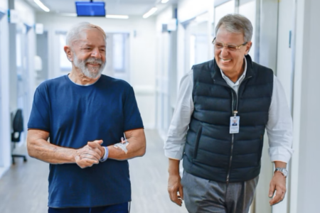 Presidente Lula caminha no hospital (Foto: Divulgação)