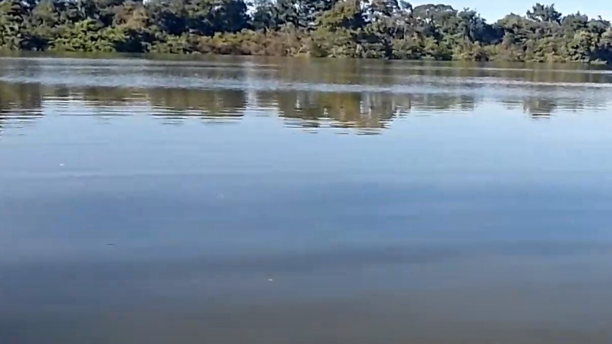 Barco naufraga e homem desaparece no Rio das Almas, em Uruaçu