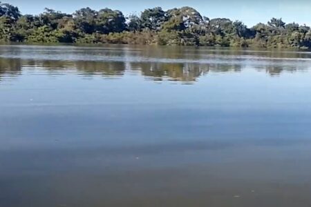 Barco naufraga e homem desaparece no Rio das Almas, em Uruaçu