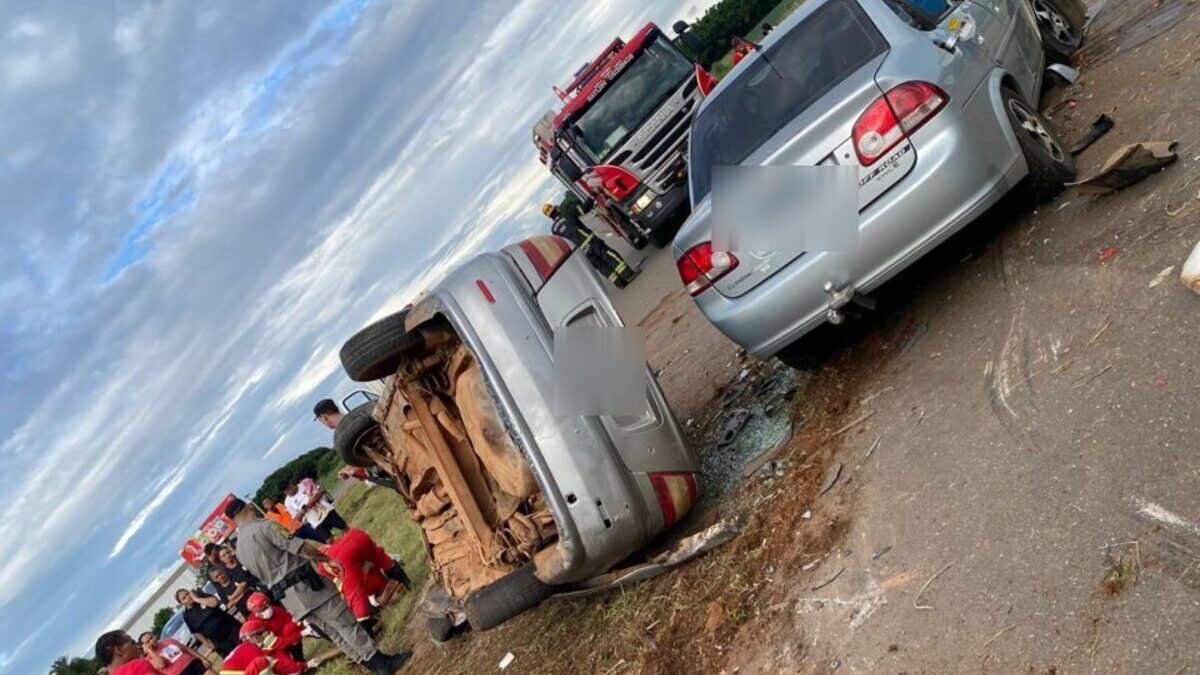 Seis pessoas, incluindo duas crianças, ficaram feridas no acidente (Foto: divulgação CBMGO)