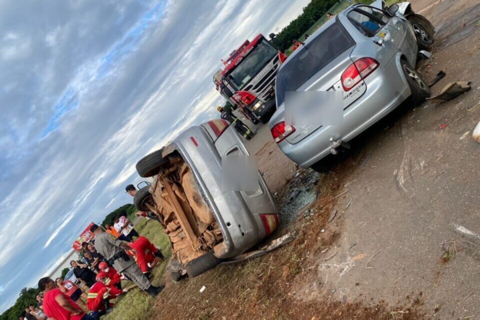 Seis pessoas, incluindo duas crianças, ficaram feridas no acidente (Foto: divulgação CBMGO)