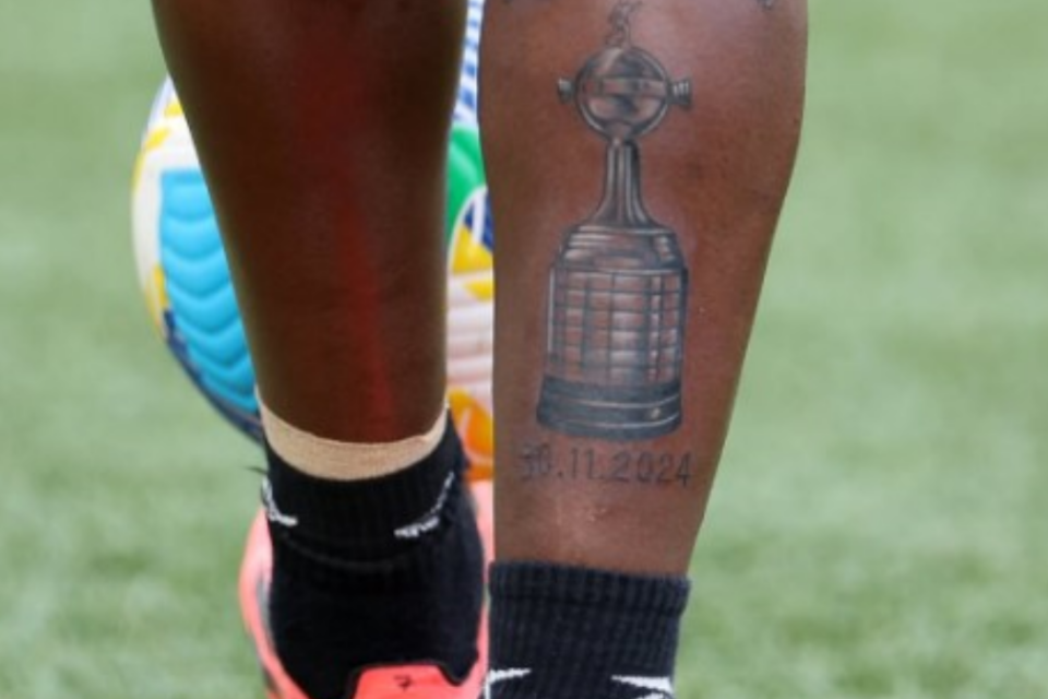 Luiz Henrique exibe taça da Libertadores tatuada (Foto: Instagram)