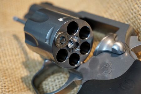 TJGO absolve acusado de agredir esposa que descobriu assassino contratado por ela