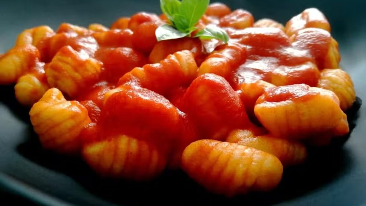 Menina de 9 anos morre após comer nhoque em restaurante na Itália Criança começou a passar mal após a refeição e apresentou espasmos