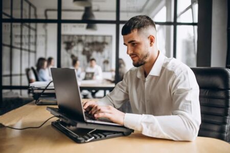 Ser homem ou branco é visto como fator que ajuda a ter sucesso nas empresas Viver com algum tipo de deficiência é percebido como prejudicial