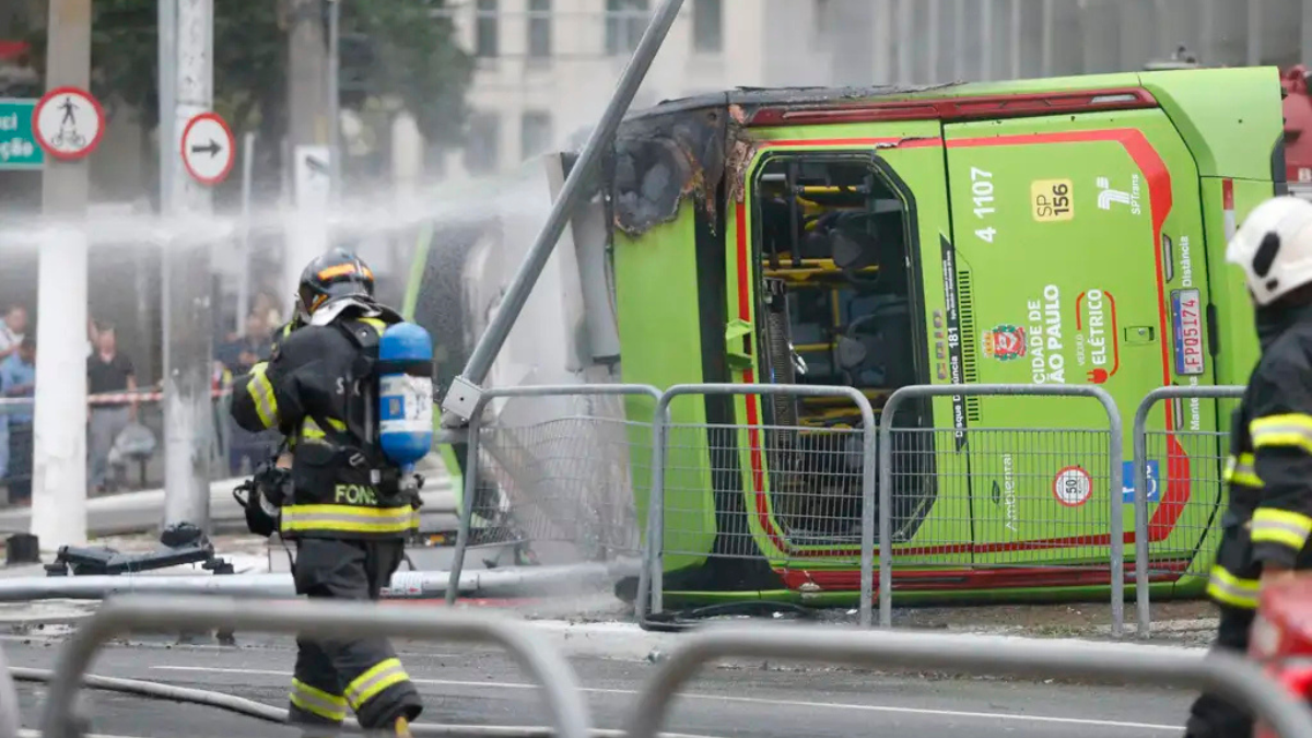 Ônibus elétrico tomba, pega fogo e deixa três feridos; vídeo