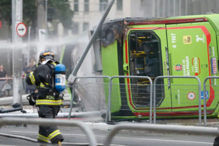 Ônibus elétrico tomba, pega fogo e deixa três feridos; vídeo