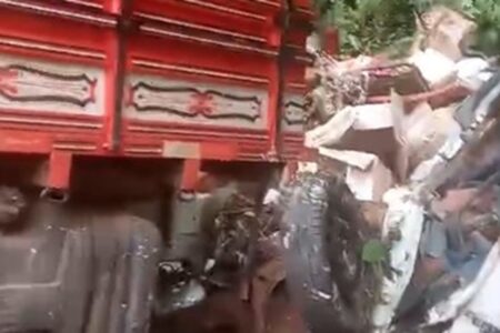 Corpo preso às ferragens será removido com auxílio de guincho na GO-164, em Goiás Colisão frontal deixou dois mortos na manhã desta terça