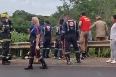 Cidade de Goiás: colisão deixa dois mortos na GO-164 Motorista e passageiro de carro morreram na hora; ocupantes de caminhão socorridos