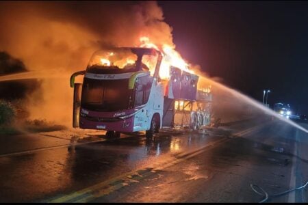 Bombeiros apagam incêndio em ônibus