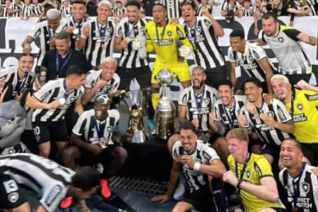 Elenco do Botafogo campeão com a taça (Foto: redes sociais/Botafogo)