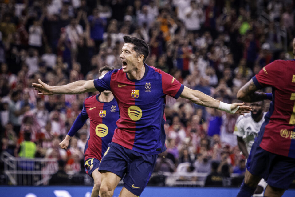Lewandowski comemora gol do Barcelona contra o Real Madrid