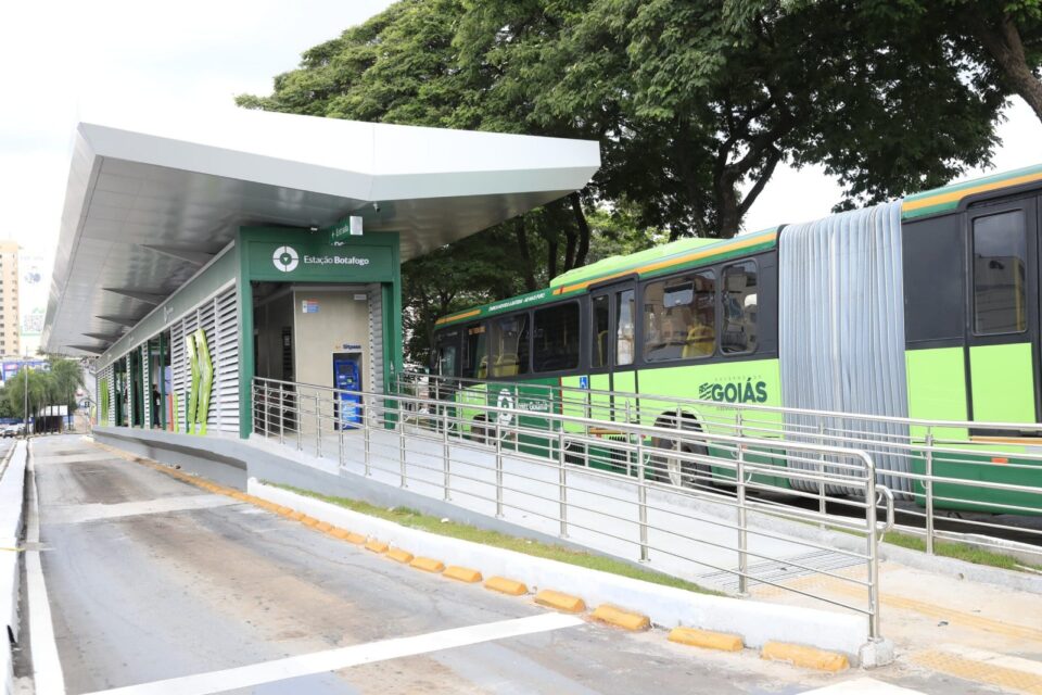 A imagem mostra uma plataforma e um ônibus do transporte público em Goiânia