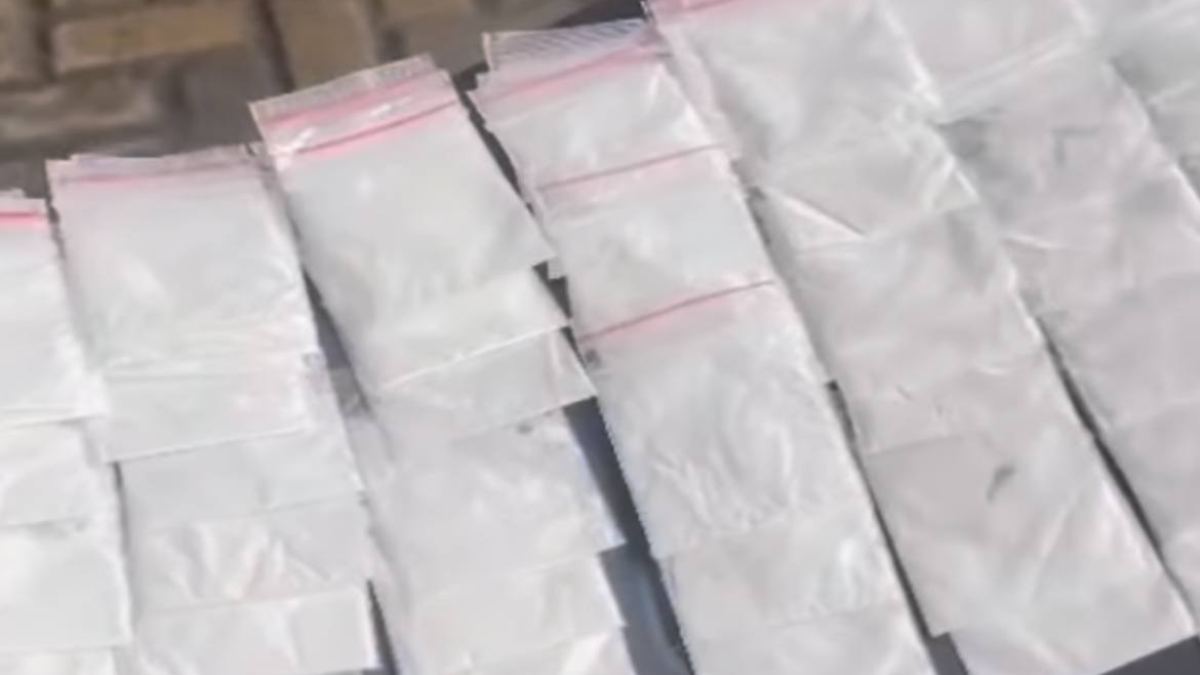 Imagem colorida mostra diversos pacotes com cocaína que foram apreendidos pela Polícia Militar.