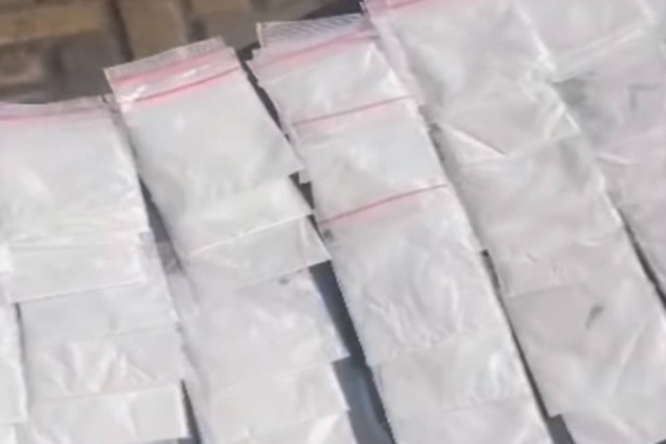 Imagem colorida mostra diversos pacotes com cocaína que foram apreendidos pela Polícia Militar.