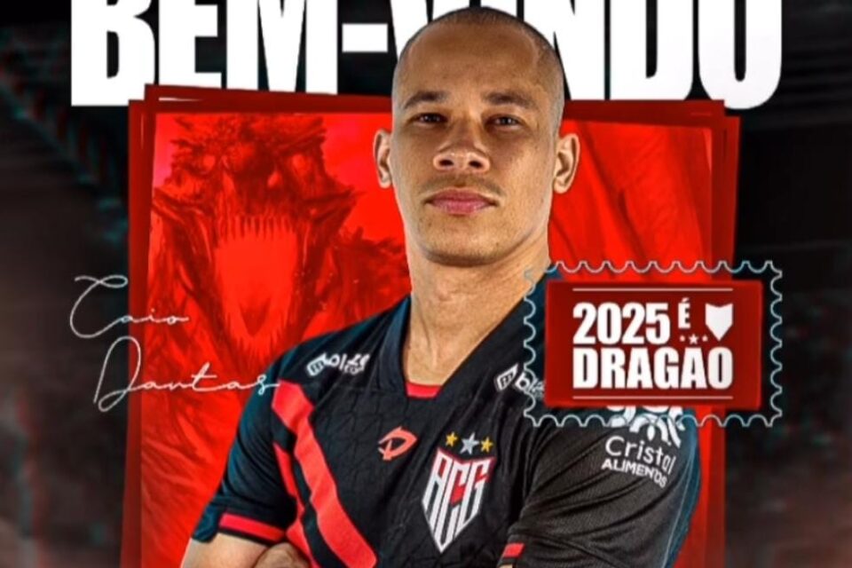 Caio Dantas com a camisa do Atlético-GO