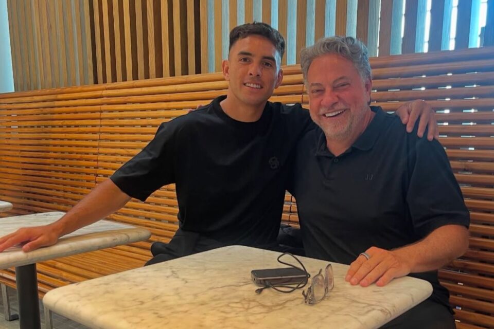 Presidente do São Paulo posta foto com novo reforço