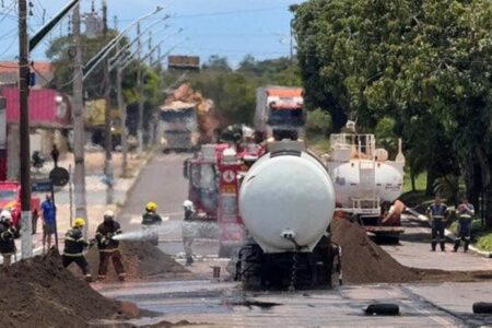 Bombeiros de Goiás combatem incêndio a caminhão carregado de etanol no Mato Grosso