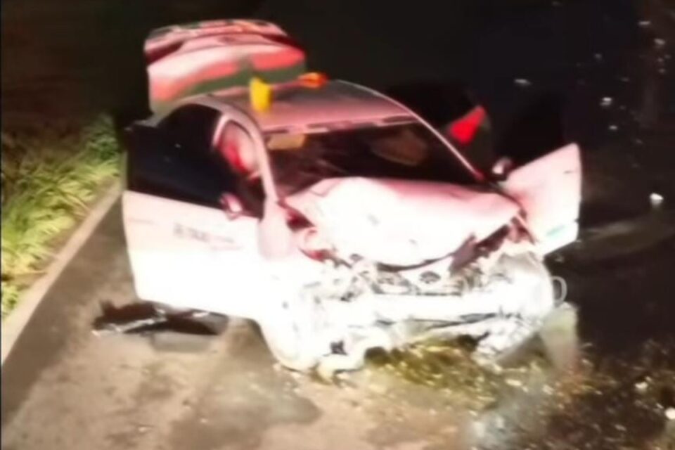 Taxista bate em poste após fugir de abordagem na BR-153, em Goiânia
