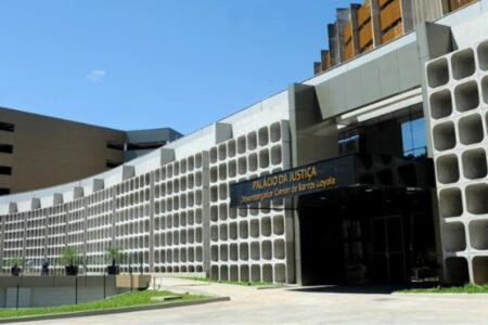 A imagem mostra a frente do Tribunal de Justiça de Goiás em Goiânia