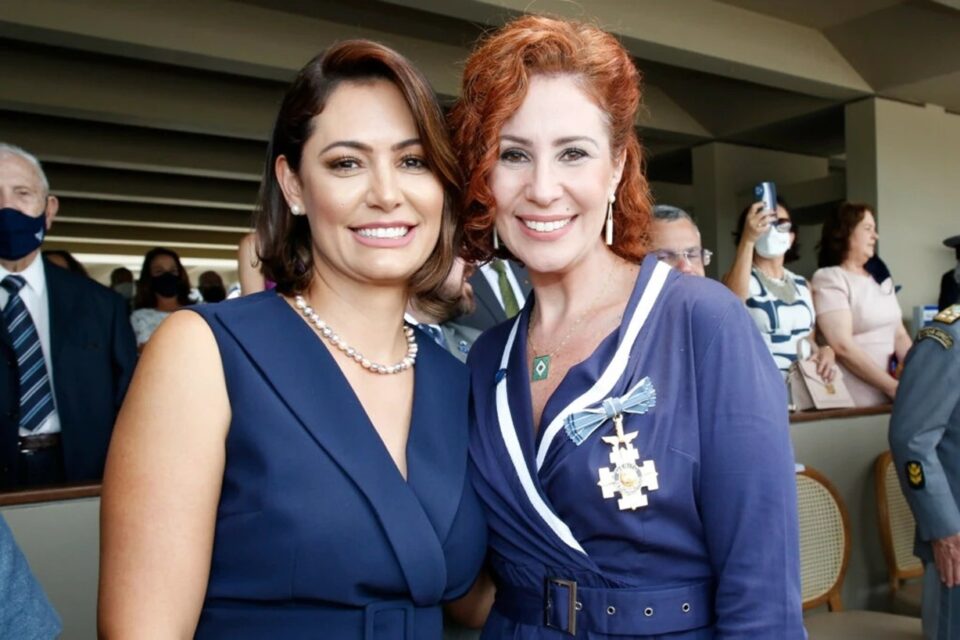 Michelle Bolsonaro se solidariza com Carla Zambelli após cassação TRE determinou inelegibilidade da deputada federal por oito anos
