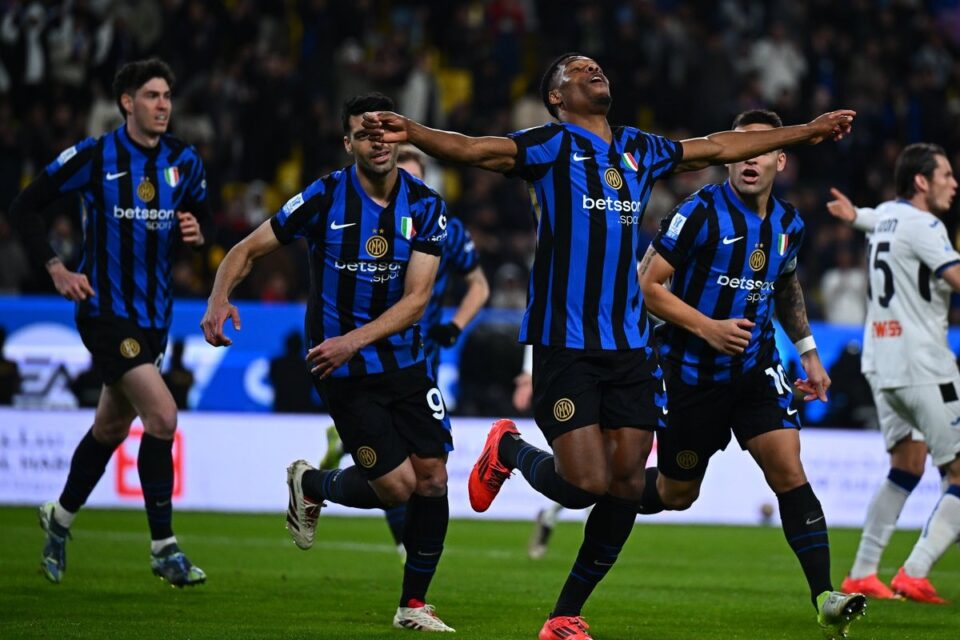 Jogadores da Inter de Milão comemoram gol contra a Atalanta