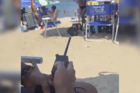 Dispositivo usado para silenciar caixa de som em praia do Brasil (Foto: Reprodução)