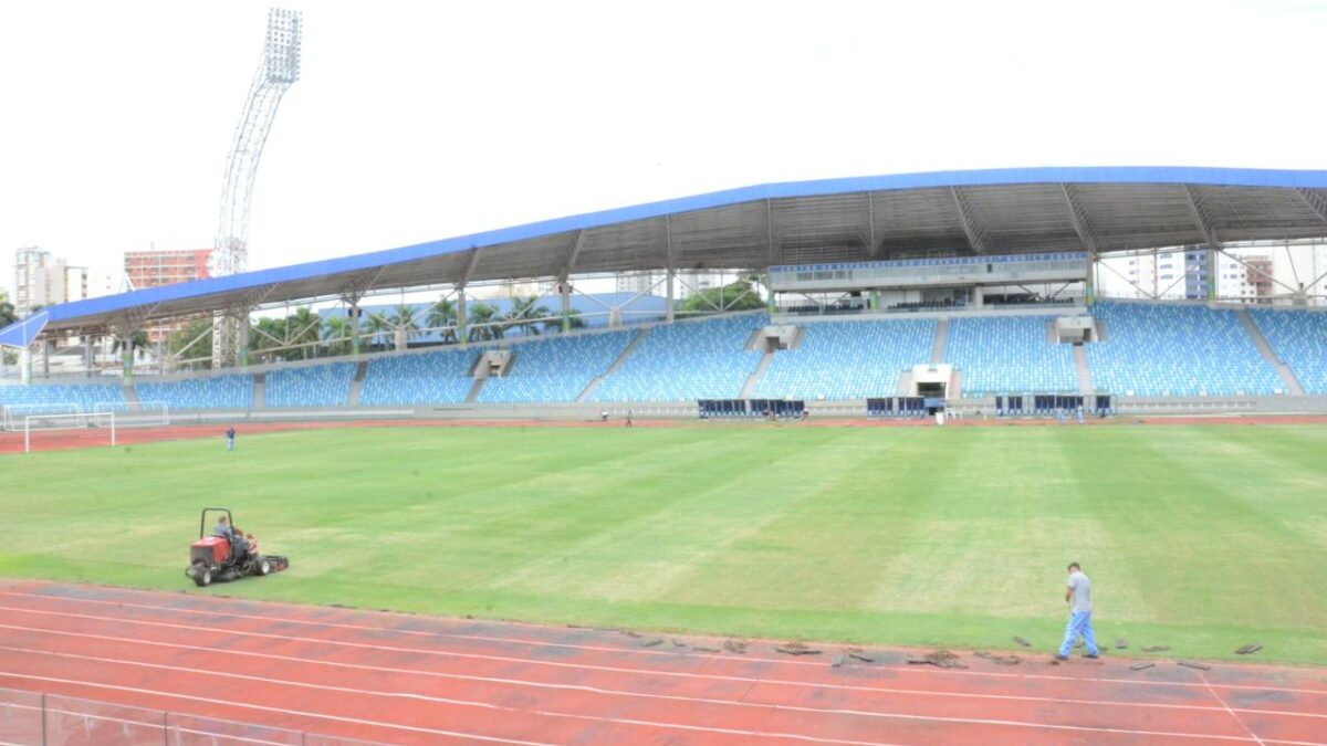 Gramado passou por reforma para receber jogos do Goianão
