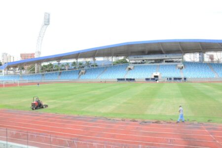 Gramado passou por reforma para receber jogos do Goianão