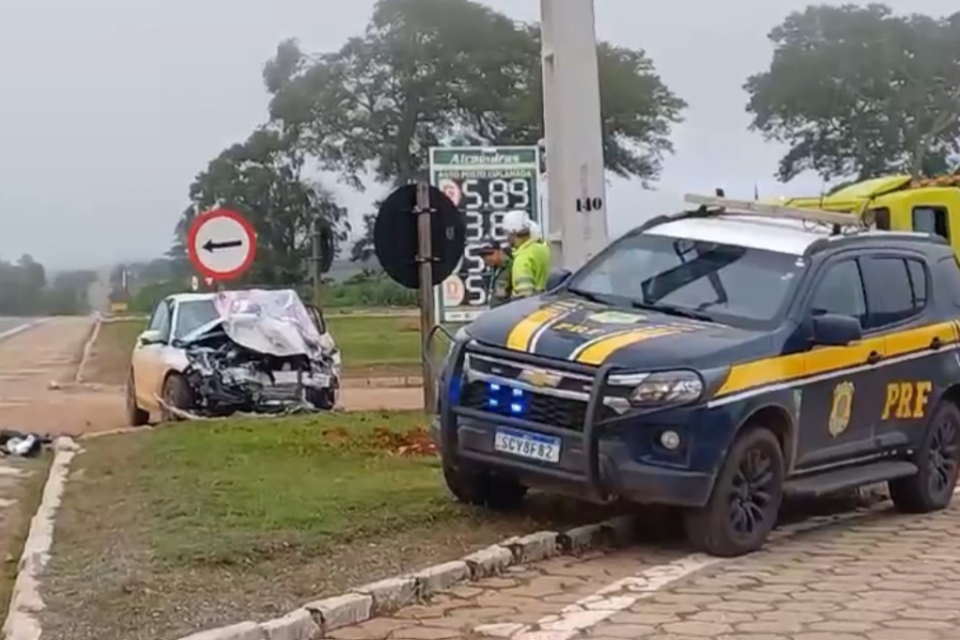 Acidente entre caminhão e carro deixa três pessoas mortas na BR-153