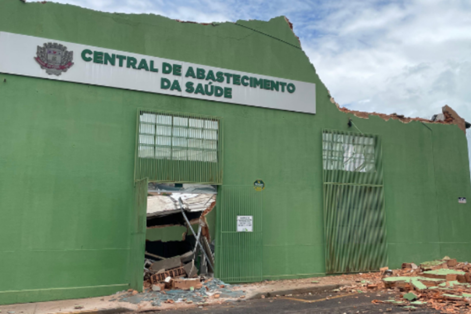 Teto do Centro de Abastecimento da Saúde desaba em Rio Verde (Foto: Bombeiros)