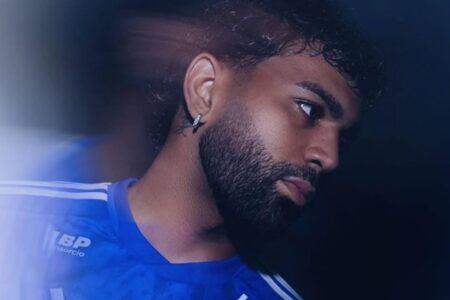 Gabigol com camisa do Cruzeiro