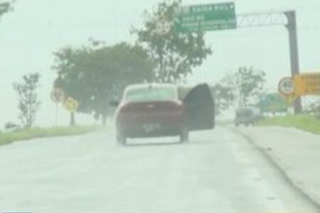 Polícia para casal após homem fingir saltar de carro em movimento durante discussão