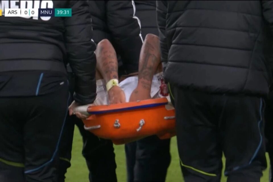 Gabriel Jesus deixa jogo do Arsenal de maca