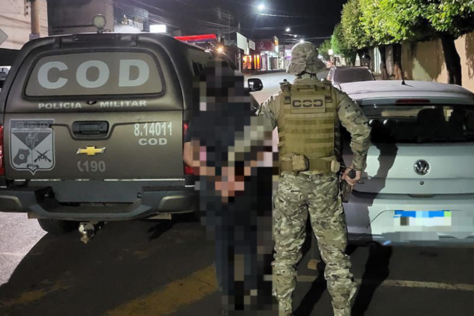 Homem com tornozeleira eletrônica é preso dirigindo carro roubado em Goiás