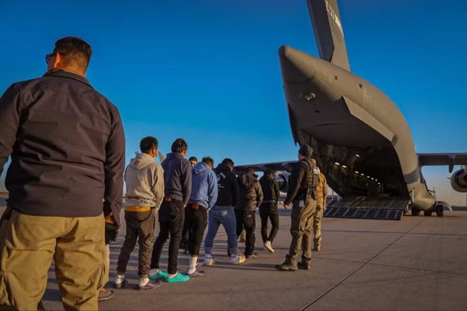Primeiro voo com deportados da era Trump chega ao Brasil nesta sexta Ao tomar posse, Donald Trump anunciou novas medidas anti-imigração