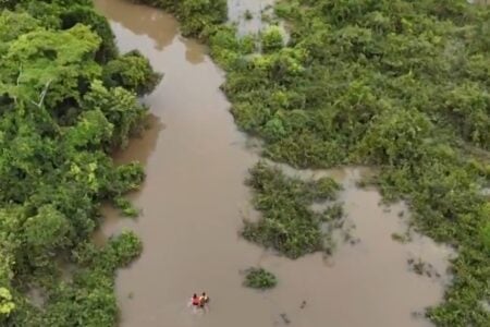 Chuva faz água passar por cima de ponte que liga Bonópolis a Amaralina