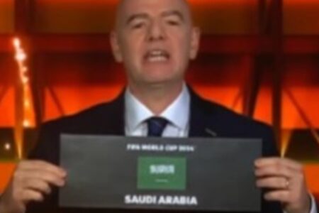 Gianni Infantino ao anunciar Arábia como sede da Copa (Foto: Reprodução)